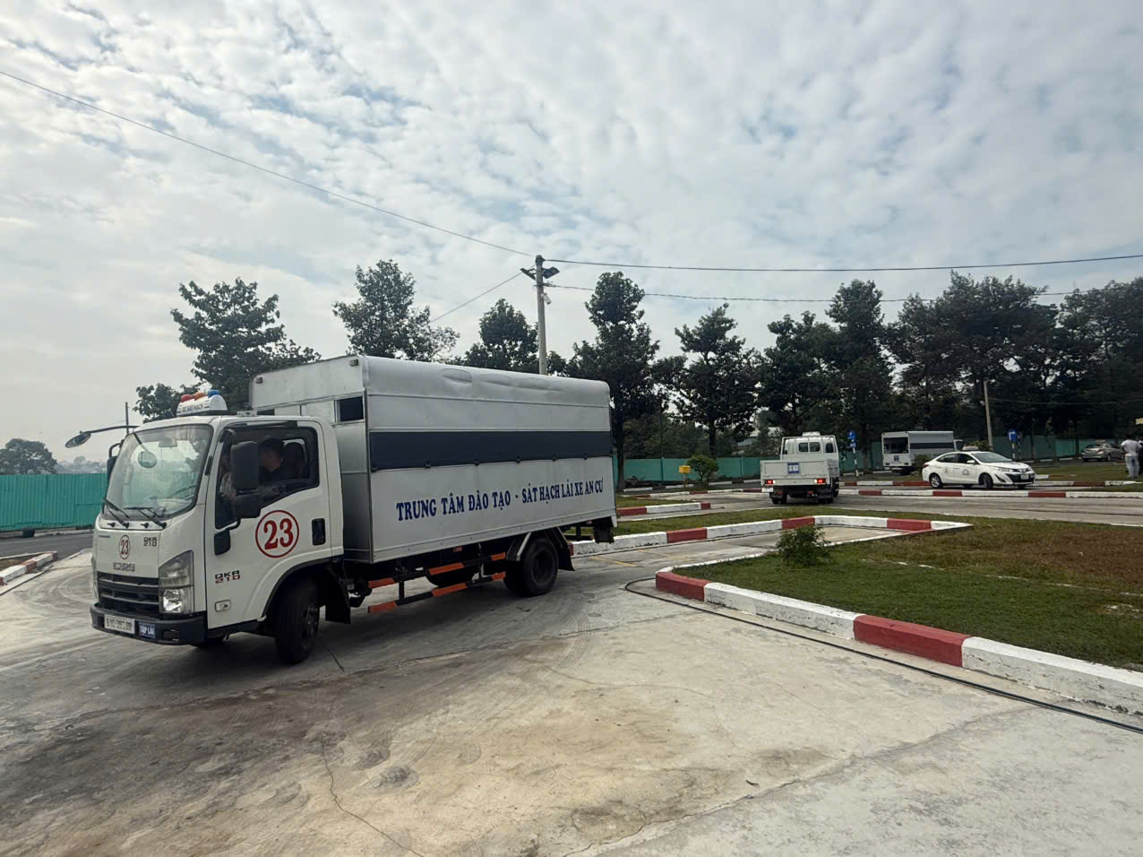 Học lái xe tải C1 cho người mới Học lái xe tải C1 cho người mới