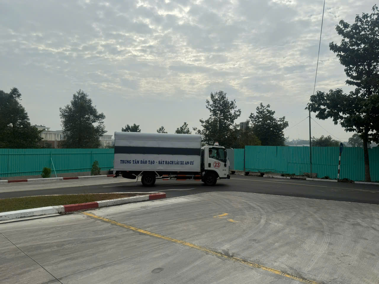 Học lái xe tải C1 học ngoài giờ Học lái xe tải C1 học ngoài giờ
