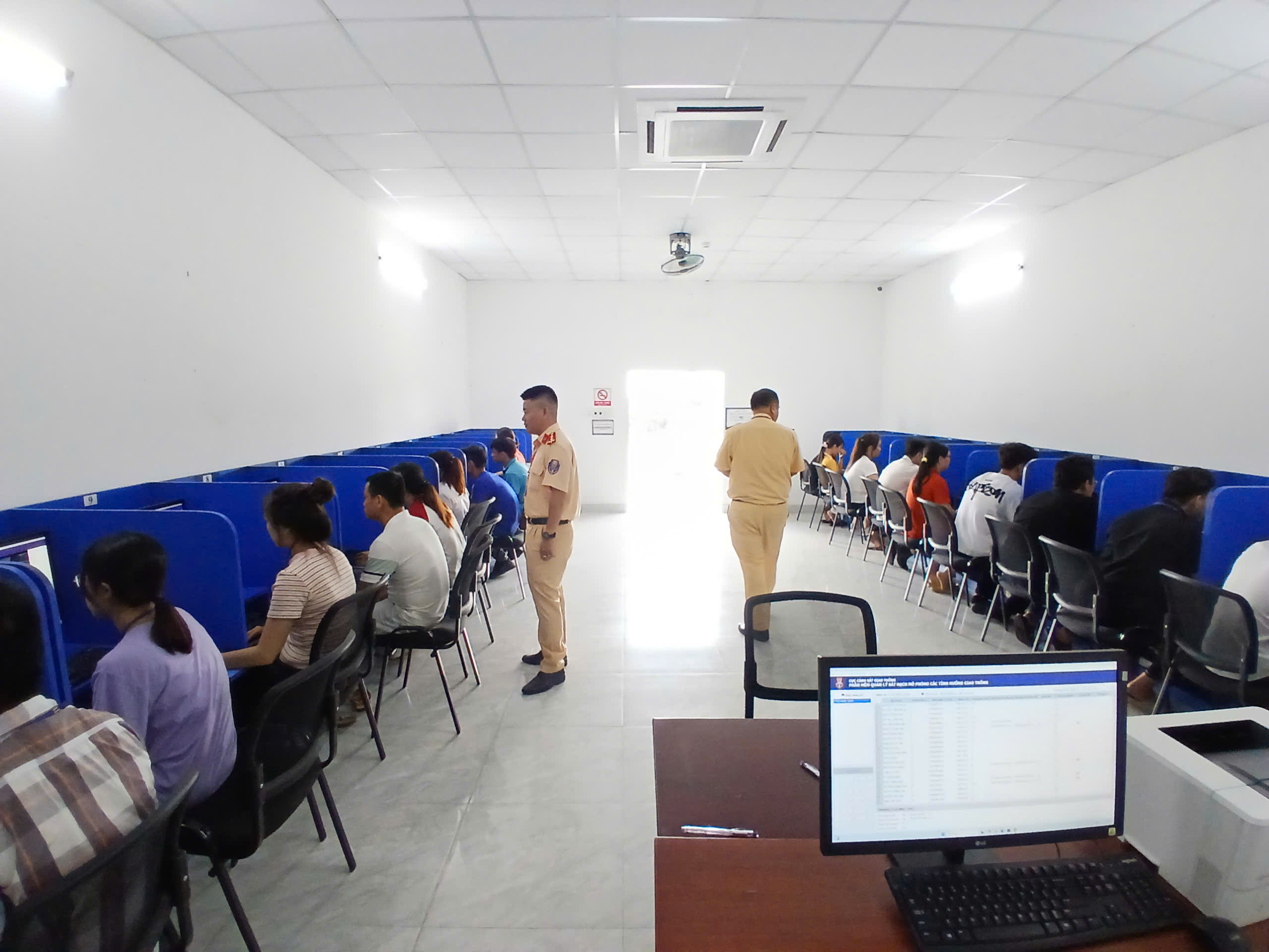Học lái xe B2 số sàn, C1 tại Thuận An