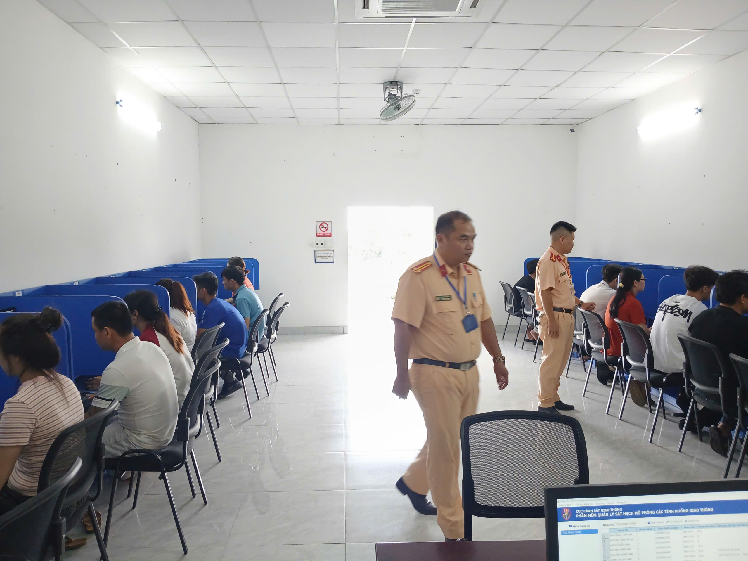 Học lái xe B1 tự động B2 sàn C1 Bình Dương Học lái xe B1 tự động B2 sàn C1 Bình Dương