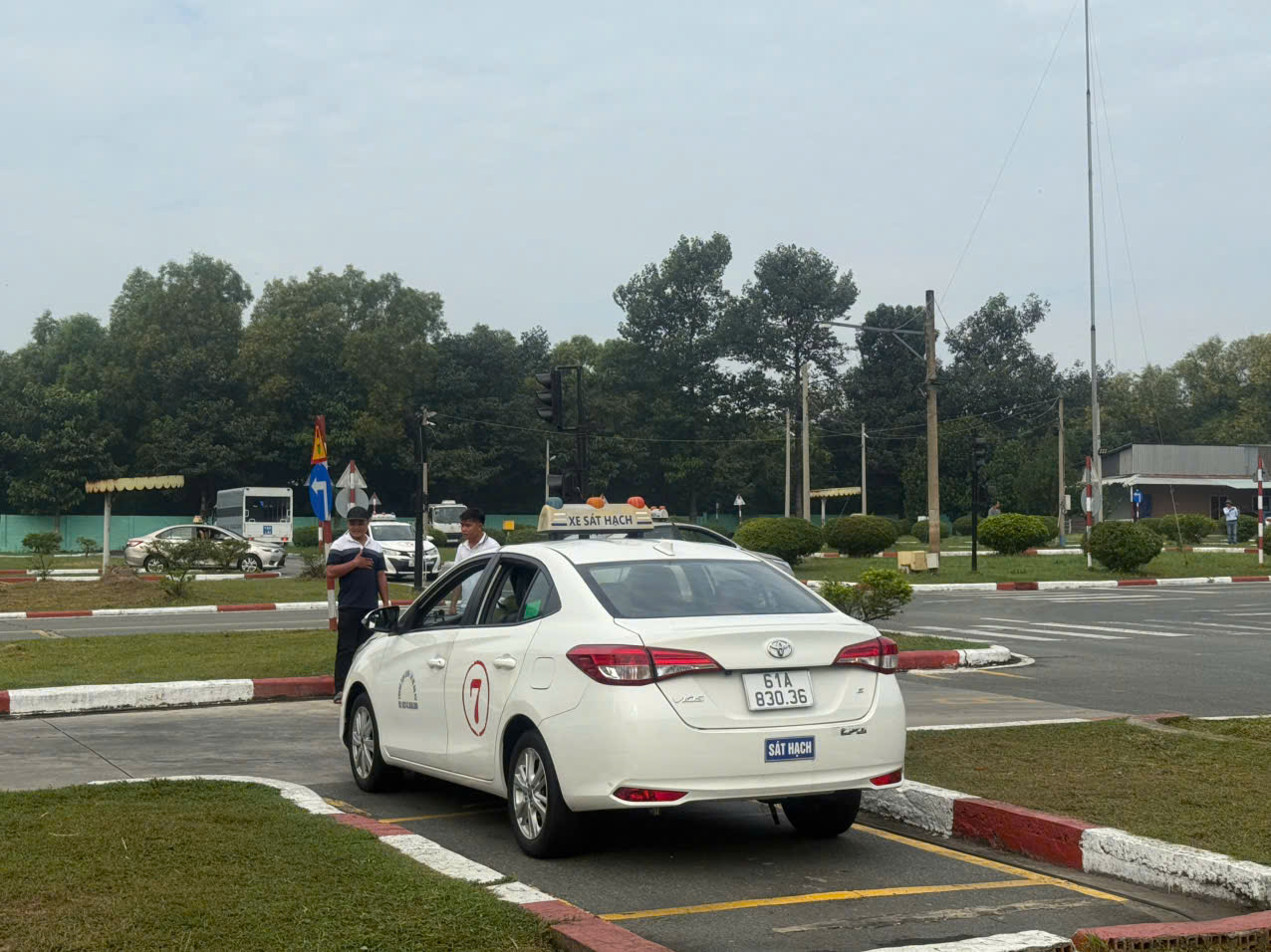 Học lái xe B2 số sàn, C1 tại Thuận An