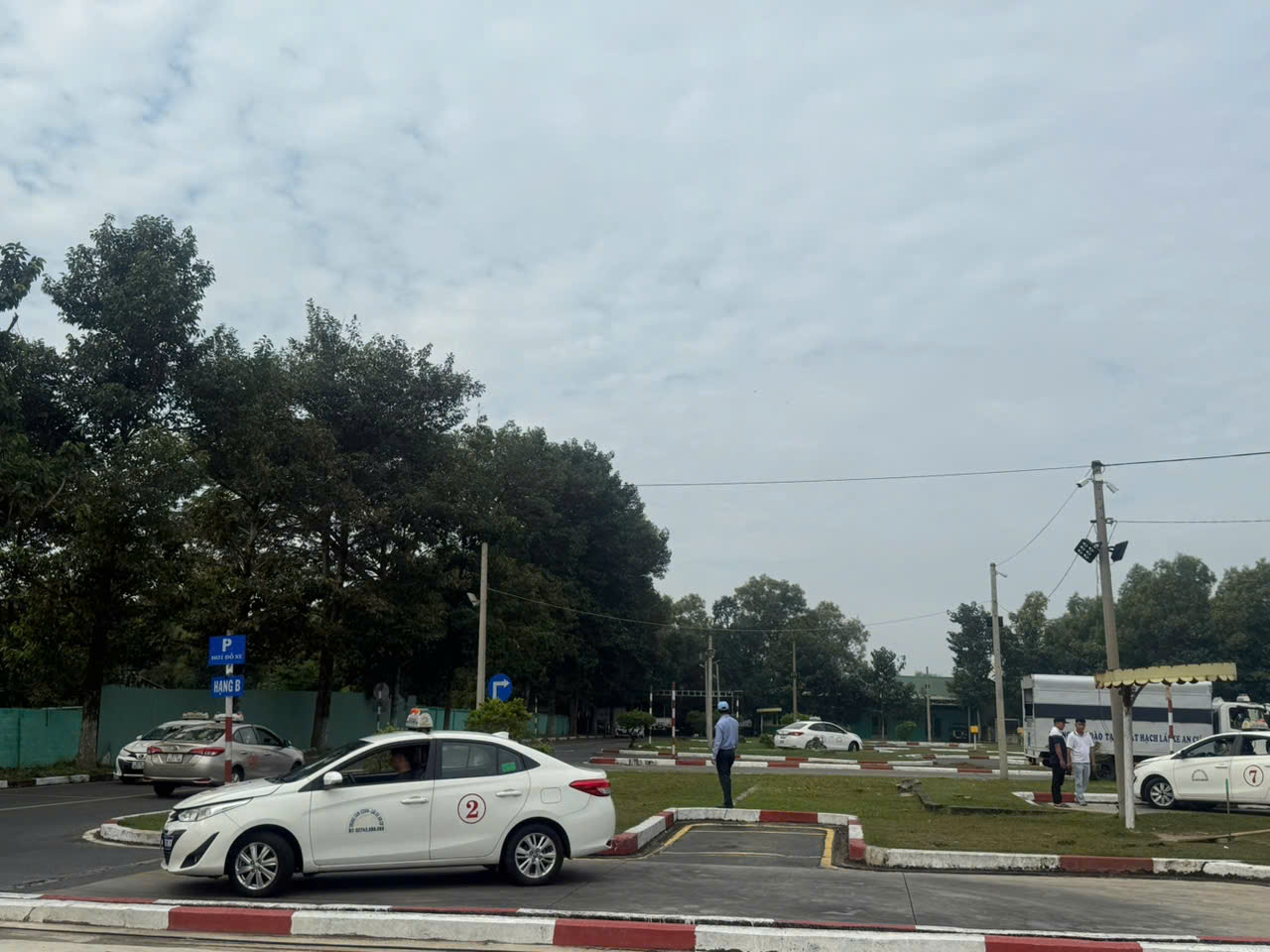 Học lái xe B2 số sàn, C1 tại Thuận An